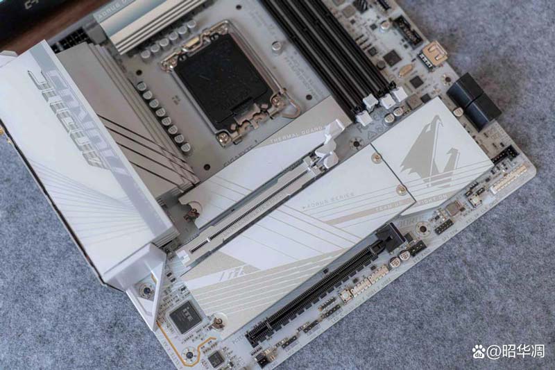 极高的颜值+不俗的超频潜力! B760X冰雕+龙耀D500G超频组装教程(图10) 极高的颜值+不俗的超频潜力! B760X冰雕+龙耀D500G超频组装教程(图10)