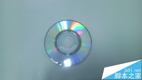 苹果Mac Pro吸入式光驱怎么取出小光盘?(图1)