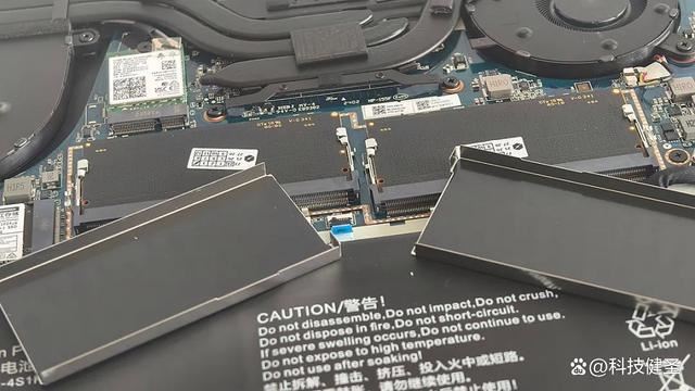 新锐龙R7+1TB+2.5K 售价仅4299元! 机械革命无界15 Pro笔记本测评(图4) 新锐龙R7+1TB+2.5K 售价仅4299元! 机械革命无界15 Pro笔记本测评(图4)