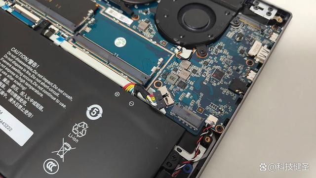 新锐龙R7+1TB+2.5K 售价仅4299元! 机械革命无界15 Pro笔记本测评(图5) 新锐龙R7+1TB+2.5K 售价仅4299元! 机械革命无界15 Pro笔记本测评(图5)
