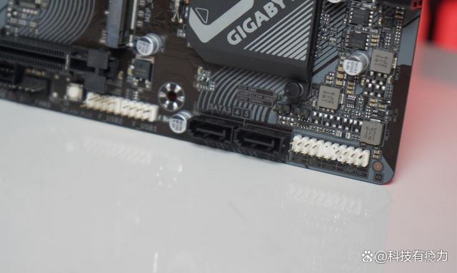 华硕技嘉微星主板怎么选? 御三家主流B760M主板对比评测(图10) 华硕技嘉微星主板怎么选? 御三家主流B760M主板对比评测(图10)