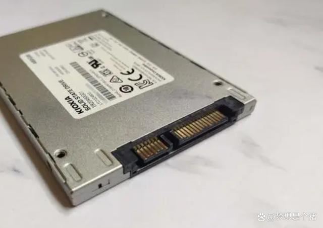 升级电脑却买错了SSD? 一篇看完2024常见固态硬盘种类及相关参数科普(图2) 升级电脑却买错了SSD? 一篇看完2024常见固态硬盘种类及相关参数科普(图2)