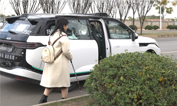 萝卜快跑邀请视障人士加入功能开发 盲人也能无障碍自动驾驶出行了(图1) 萝卜快跑邀请视障人士加入功能开发 盲人也能无障碍自动驾驶出行了