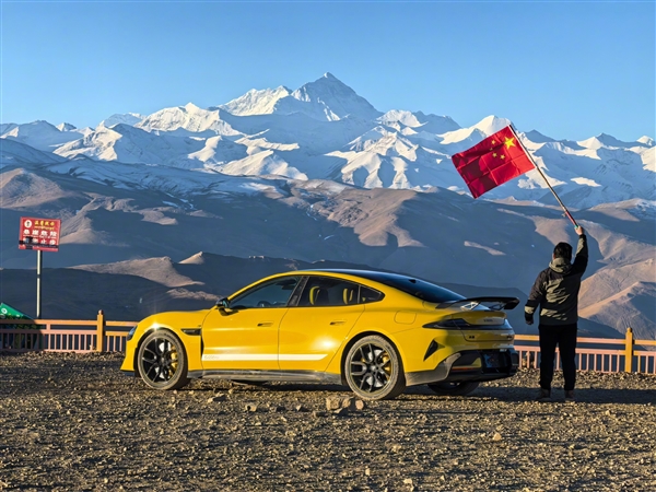 小米SU7 Ultra成功登上珠峰:中国最猛的车去世界最高的山(图1) 小米SU7 Ultra成功登上珠峰:中国最猛的车去世界最高的山